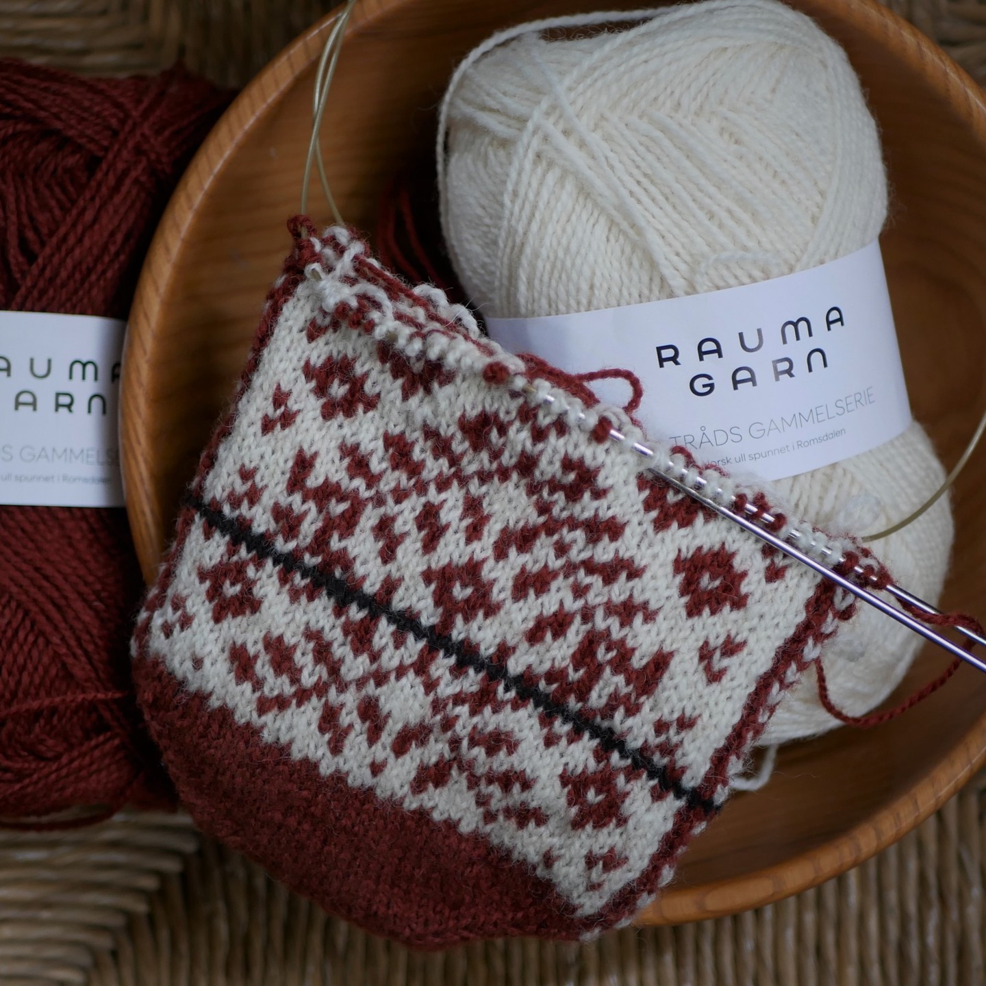 Just getting started on these lovely slippers.
The «Little Farm Strikketøfler» is designed by Patricia at @p4chen for the Knitography Farm Holiday Charity MAL.
I'm using Gammelserie in Natural and Copper Red.
So far so good!
#knitographyvirtualclassroom
#wolinhuis
#RaumaGarn
#Gammelserie